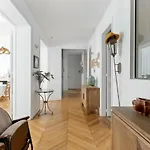 Veeve - Light Trocadero Beauty